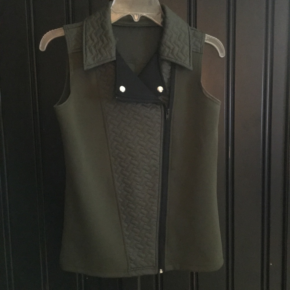 Woman’s small olive green vest zip up front Med